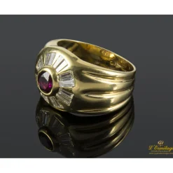 ANILLOS / SORTIJAS Sortija en oro amarillo con rubí y diamantes.