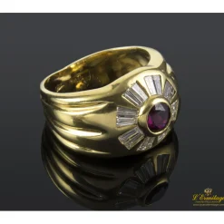 ANILLOS / SORTIJAS Sortija en oro amarillo con rubí y diamantes.