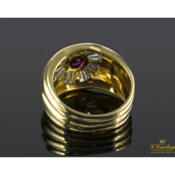 ANILLOS / SORTIJAS Sortija en oro amarillo con rubí y diamantes.