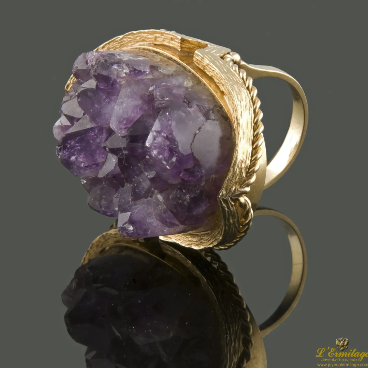 ANILLOS / SORTIJAS Sortija en oro amarillo con geoda de amatista