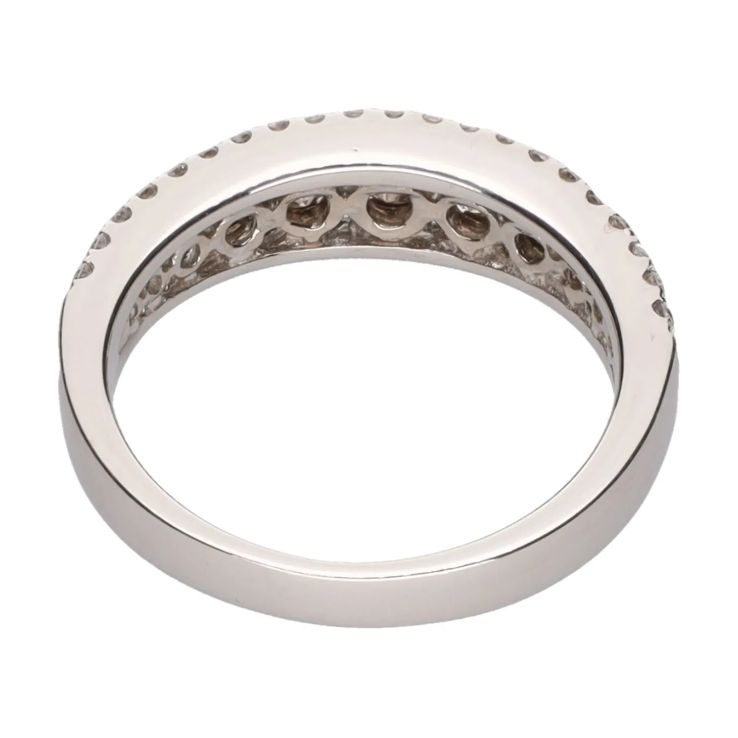 ANILLOS / SORTIJAS Sortija en oro blanco con diamantes naturales.