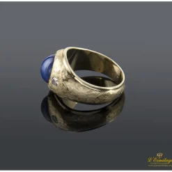ANILLOS / SORTIJAS Sortija en oro amarillo con zafiro estrella y brillantes.