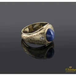 ANILLOS / SORTIJAS Sortija en oro amarillo con zafiro estrella y brillantes.