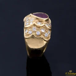 ANILLOS / SORTIJAS Sortija en oro amarillo con rubí y brillantes.