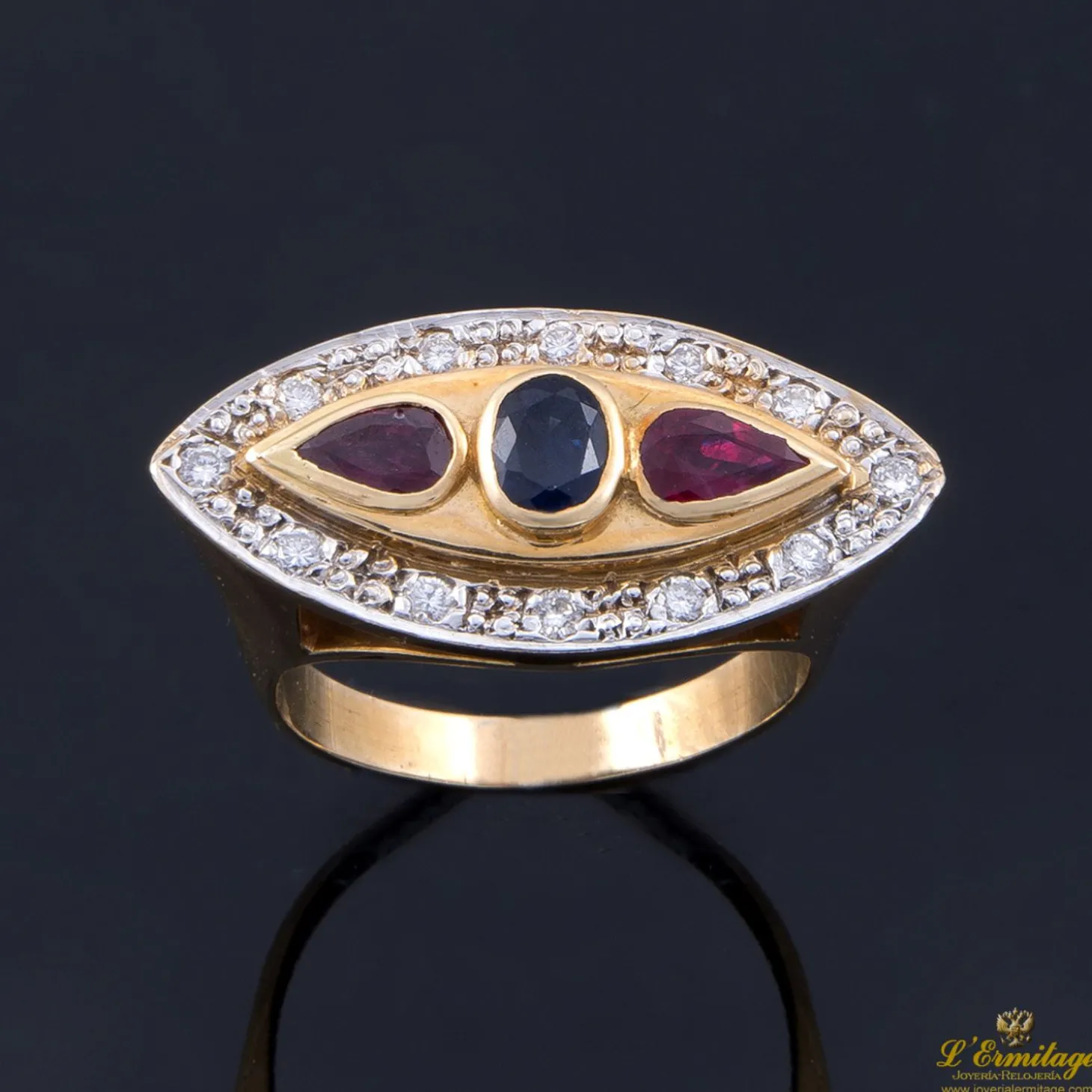 ANILLOS / SORTIJAS Sortija en oro amarillo con zafiro, rubíes y brillantes.