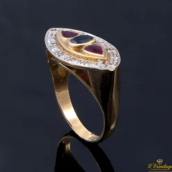 ANILLOS / SORTIJAS Sortija en oro amarillo con zafiro, rubíes y brillantes.