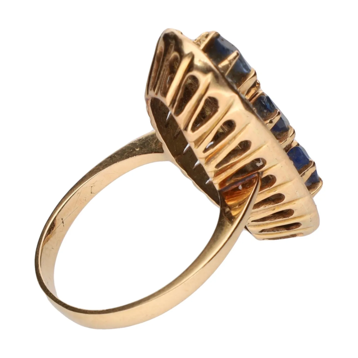 ANILLOS / SORTIJAS Sortija en oro amarillo con zafiros y diamantes. Talla 14.