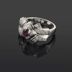 ANILLOS / SORTIJAS Sortija en oro blanco. Presenta un rubí natural y  motivos con brillantes