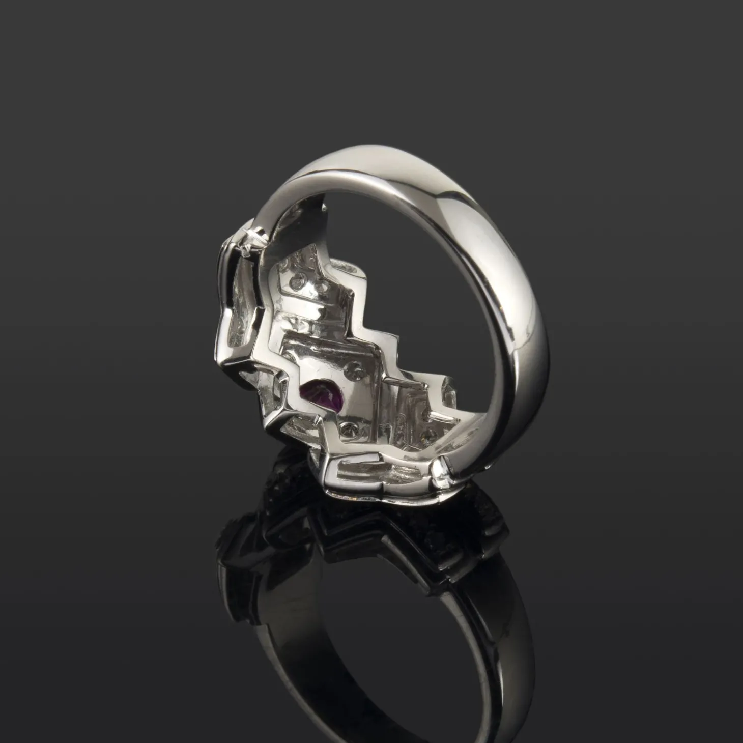 ANILLOS / SORTIJAS Sortija en oro blanco. Presenta un rubí natural y motivos con brillantes