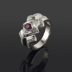 ANILLOS / SORTIJAS Sortija en oro blanco. Presenta un rubí natural y motivos con brillantes