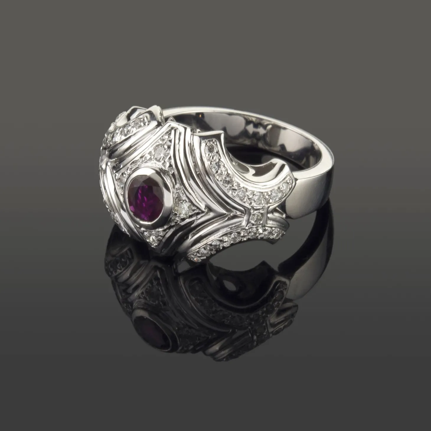 ANILLOS / SORTIJAS Sortija en oro blanco. Presenta un rubí natural y motivos con brillantes