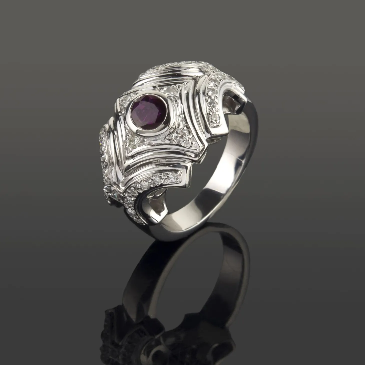 ANILLOS / SORTIJAS Sortija en oro blanco. Presenta un rubí natural y motivos con brillantes