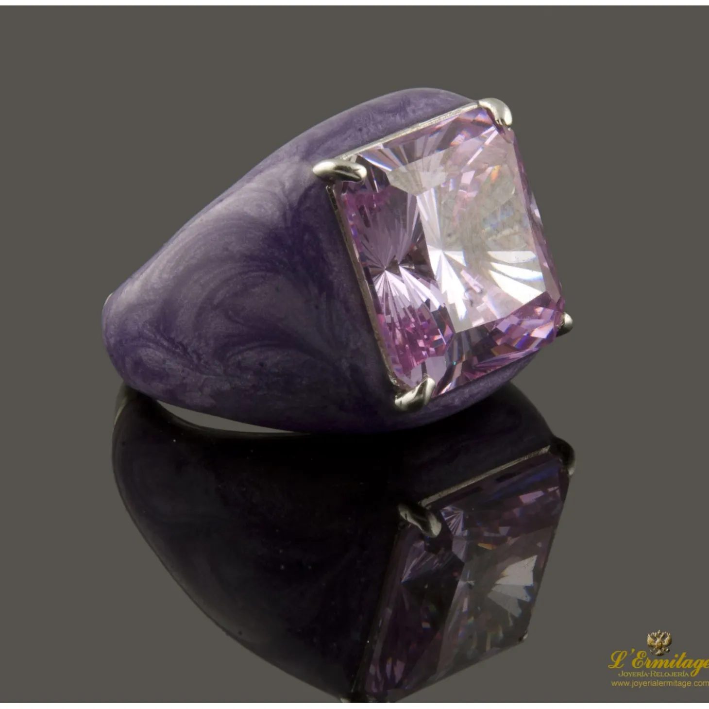 ANILLOS / SORTIJAS Sortija en oro blanco y esmalte a fuego con topacio rosa talla princesa.