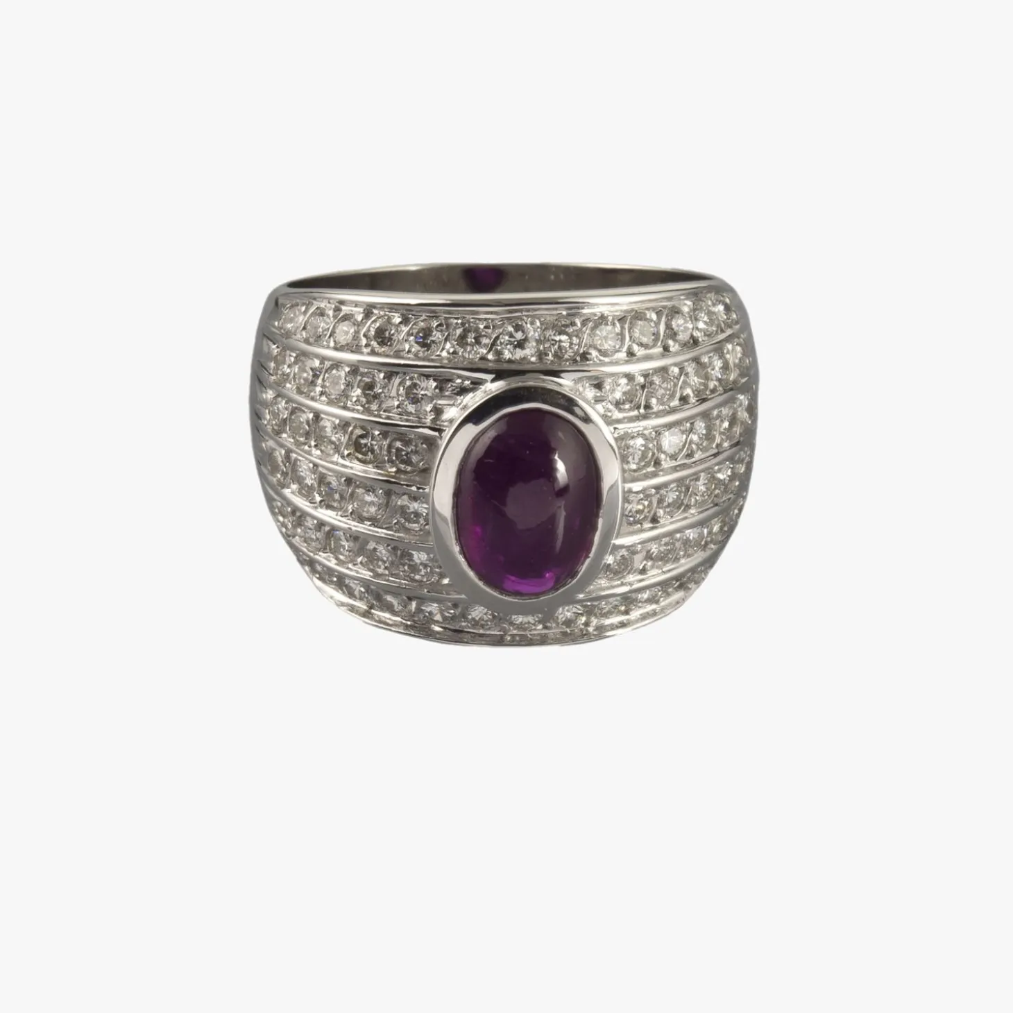ANILLOS / SORTIJAS Sortija en oro blanco con un rubi central y motivos con brillantes dispuestos en fila