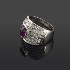 ANILLOS / SORTIJAS Sortija en oro blanco con un rubi central y motivos con brillantes dispuestos en fila