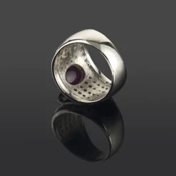ANILLOS / SORTIJAS Sortija en oro blanco con un rubi central y motivos con brillantes dispuestos en fila