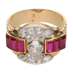 ANILLOS / SORTIJAS Sortija en oro amarillo con rubíes y diamantes. Talla 17.