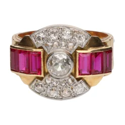 ANILLOS / SORTIJAS Sortija en oro amarillo con rubíes y diamantes. Talla 17.