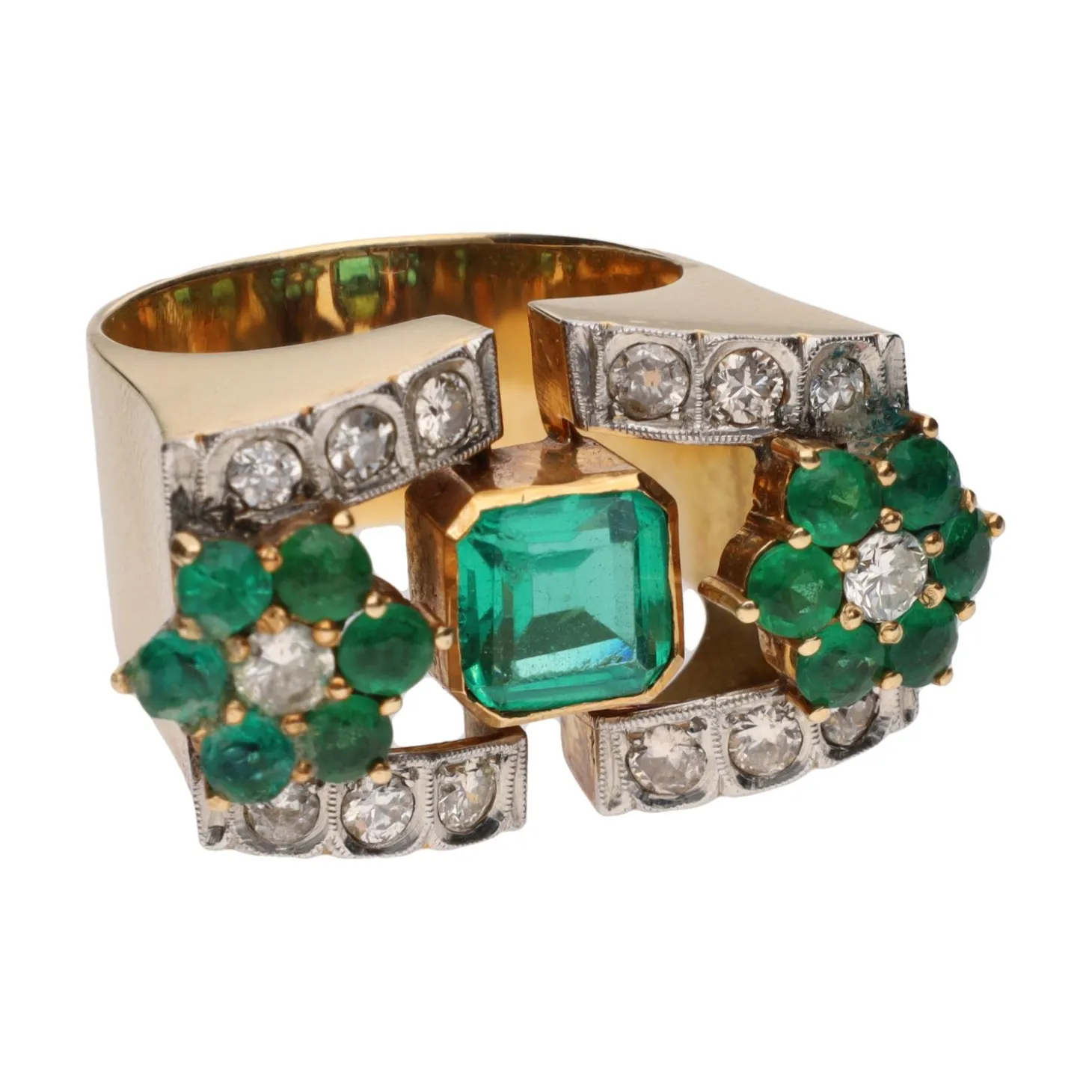 ANILLOS / SORTIJAS Sortija en oro amarillo con esmeraldas y brillantes. Talla 16.