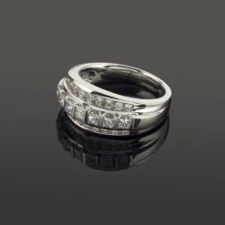 ANILLOS / SORTIJAS Sortija en oro blanco con diamantes.