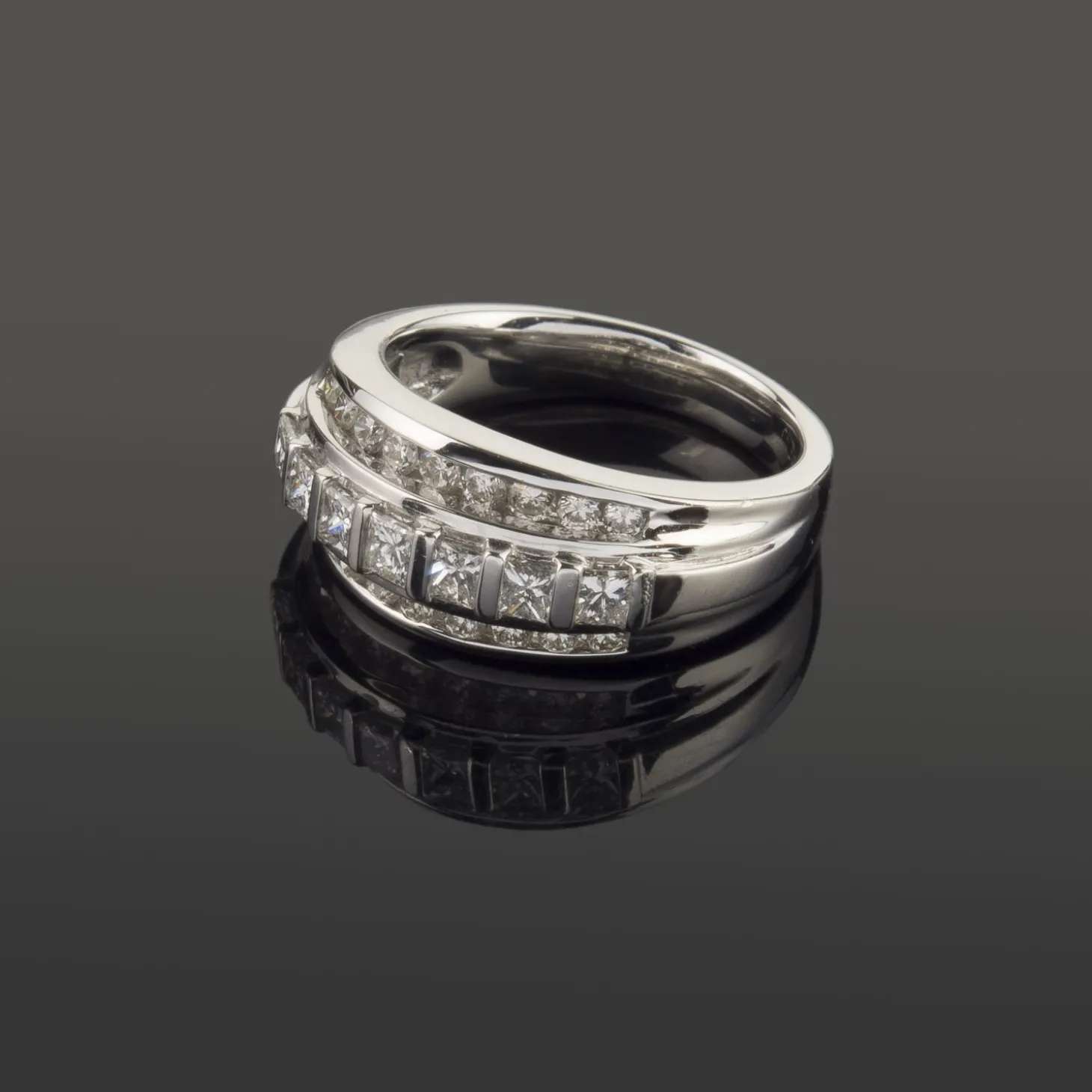 ANILLOS / SORTIJAS Sortija en oro blanco con diamantes.