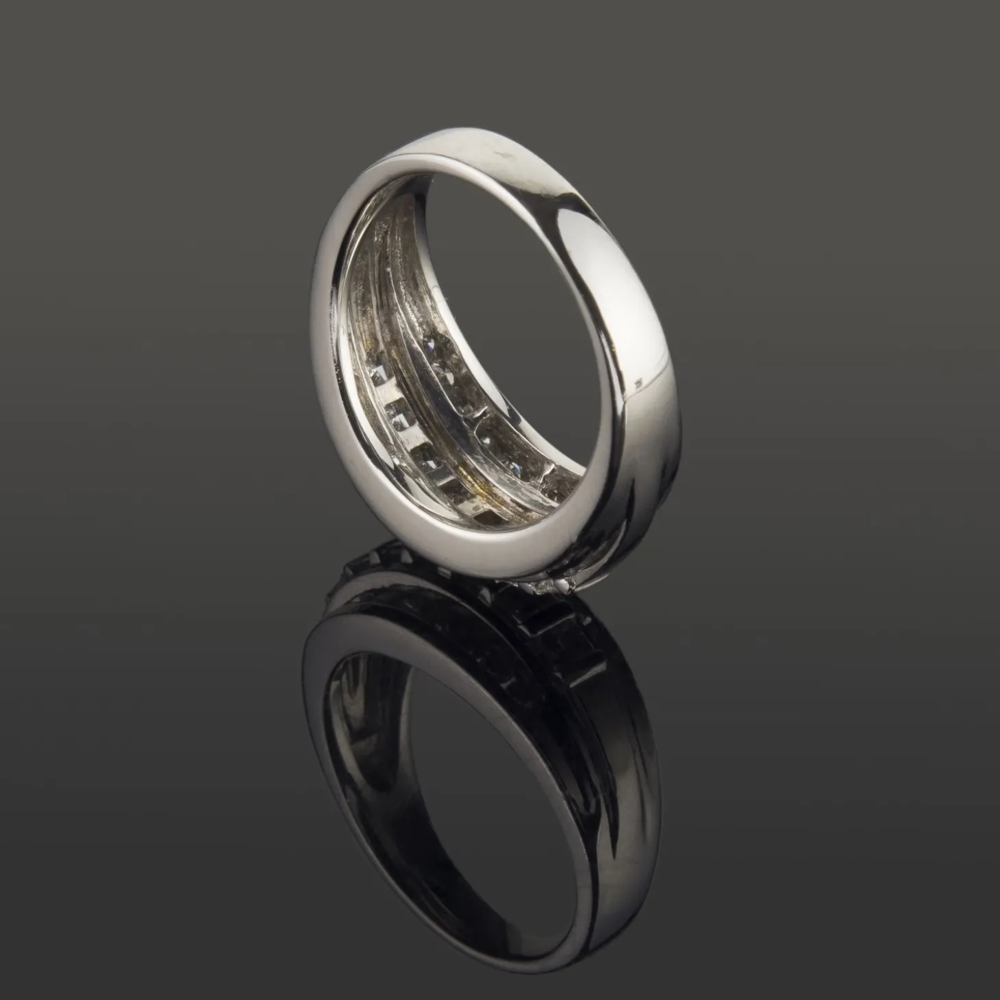 ANILLOS / SORTIJAS Sortija en oro blanco con diamantes.