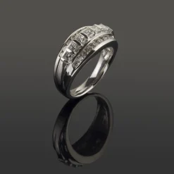 ANILLOS / SORTIJAS Sortija en oro blanco con diamantes.