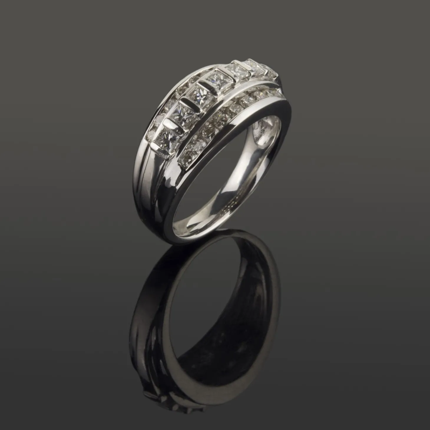 ANILLOS / SORTIJAS Sortija en oro blanco con diamantes.