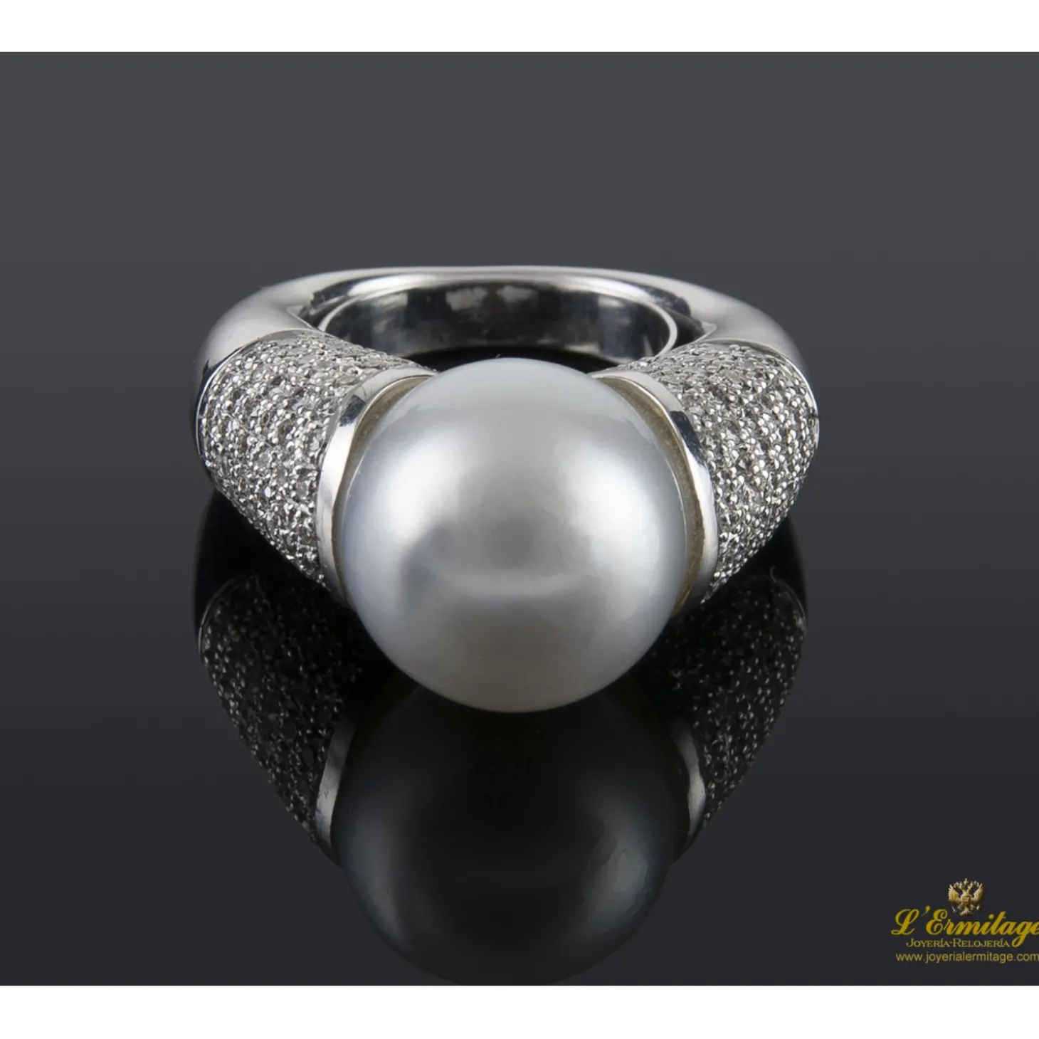 ANILLOS / SORTIJAS Sortija en oro blanco con perla australiana y pave de brillantes.