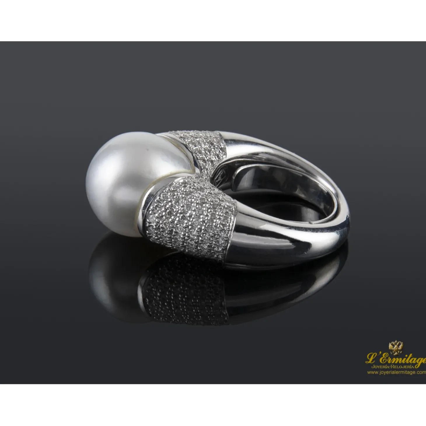 ANILLOS / SORTIJAS Sortija en oro blanco con perla australiana y pave de brillantes.
