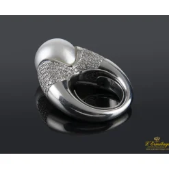 ANILLOS / SORTIJAS Sortija en oro blanco con perla australiana y pave de brillantes.