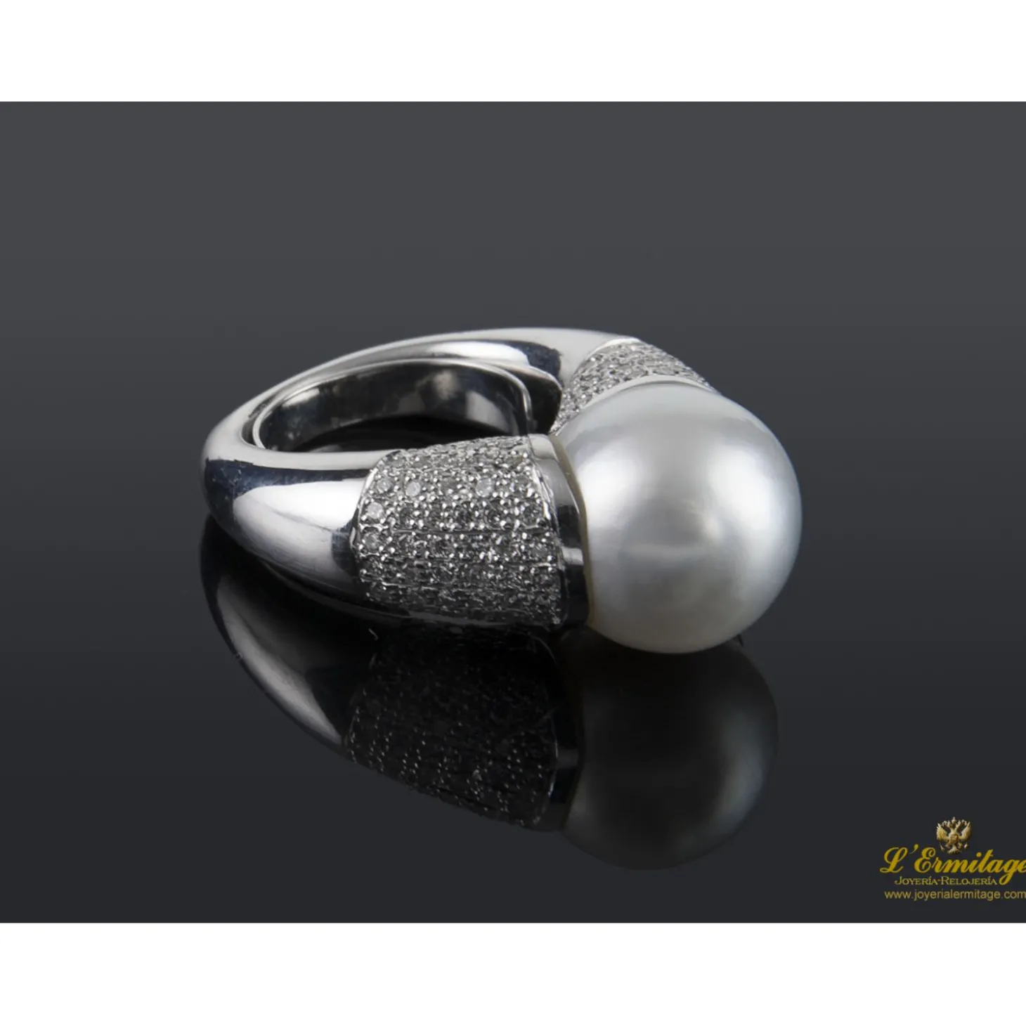 ANILLOS / SORTIJAS Sortija en oro blanco con perla australiana y pave de brillantes.