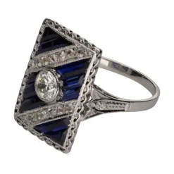 ANILLOS / SORTIJAS Sortija en oro blanco con zafiros y brillantes. Talla 14.