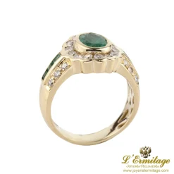 ANILLOS / SORTIJAS Sortija en oro amarillo esmeraldas y brillantes. Talla 14.