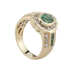 ANILLOS / SORTIJAS Sortija en oro amarillo esmeraldas y brillantes. Talla 14.