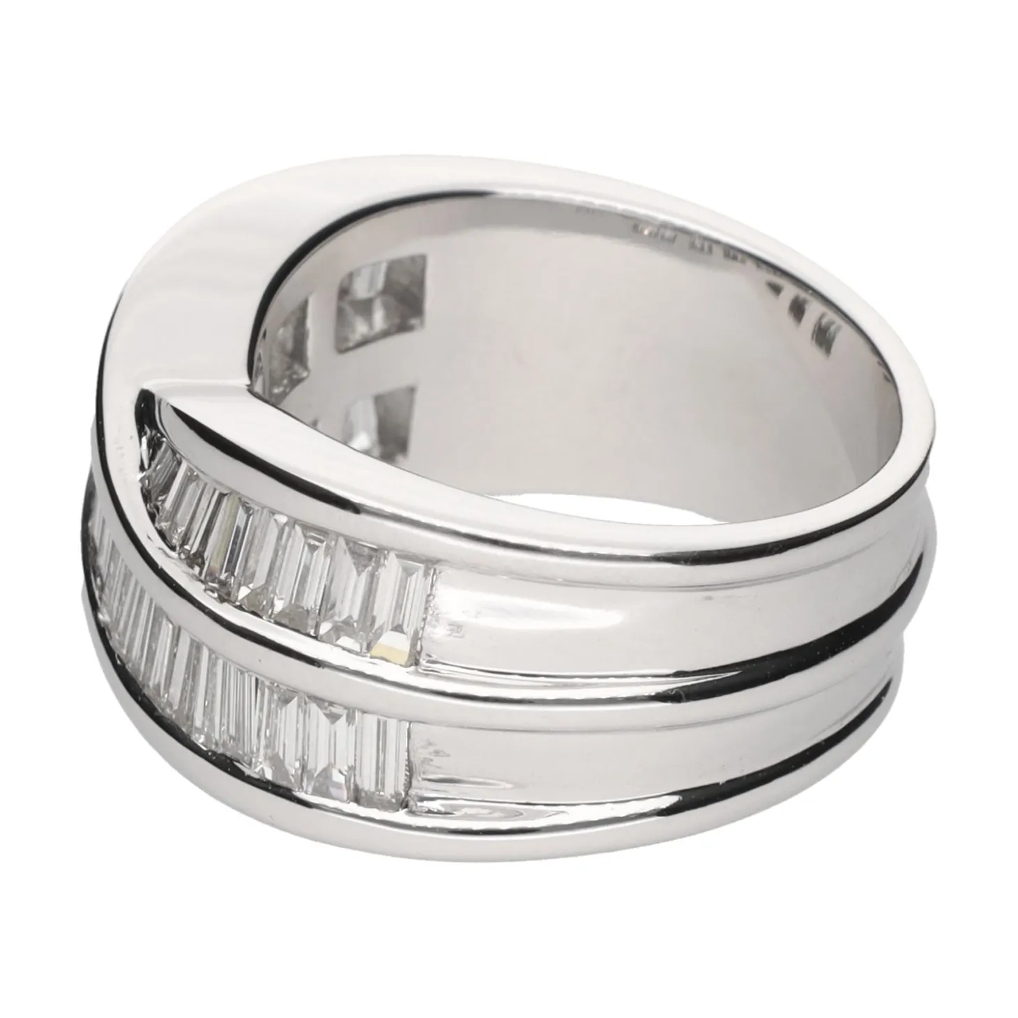 ANILLOS / SORTIJAS Sortija en oro blanco con diamantes baguettes. Talla 14.