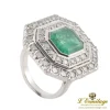 ANILLOS / SORTIJAS Sortija en oro blanco con esmeralda central y brillantes.