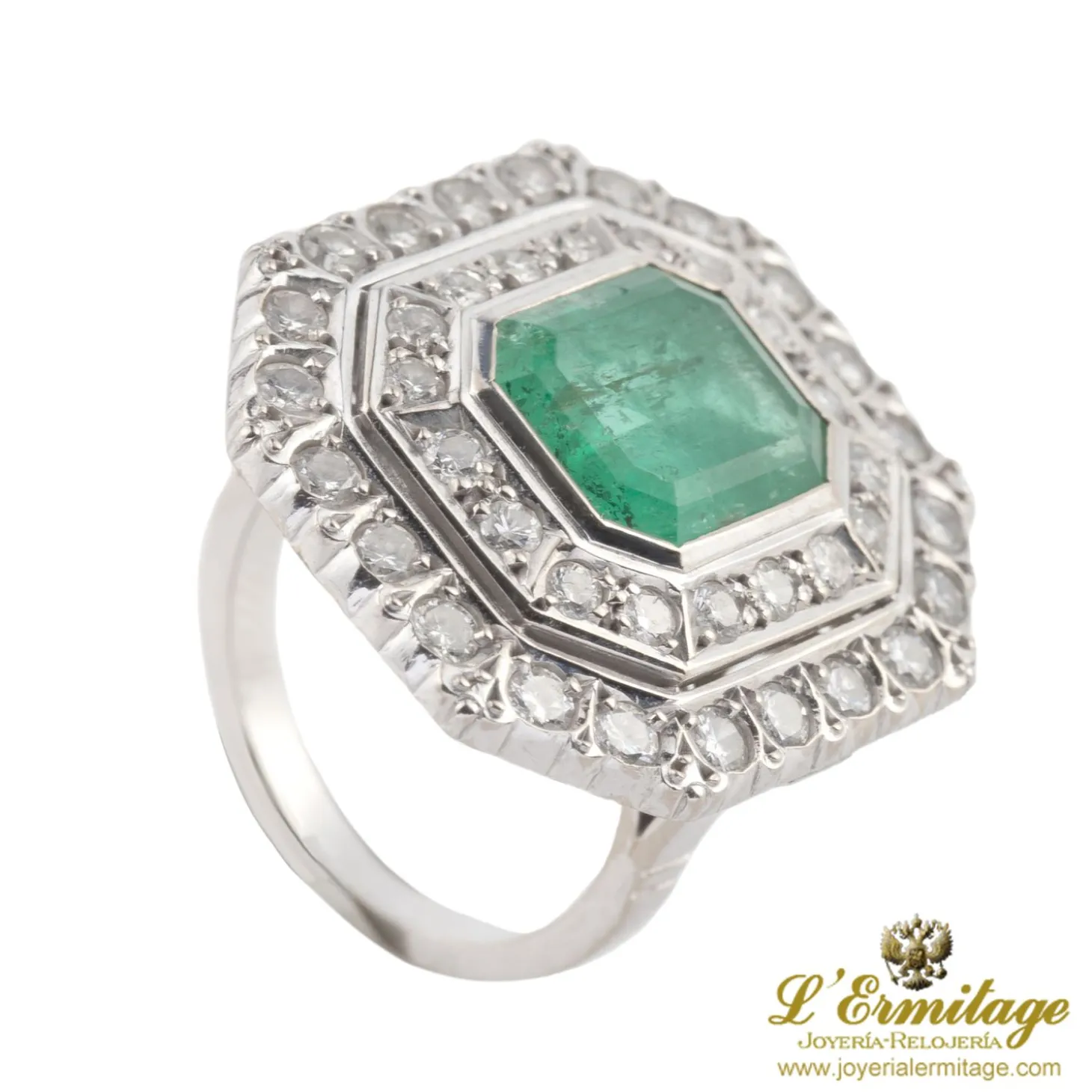 ANILLOS / SORTIJAS Sortija en oro blanco con esmeralda central y brillantes.
