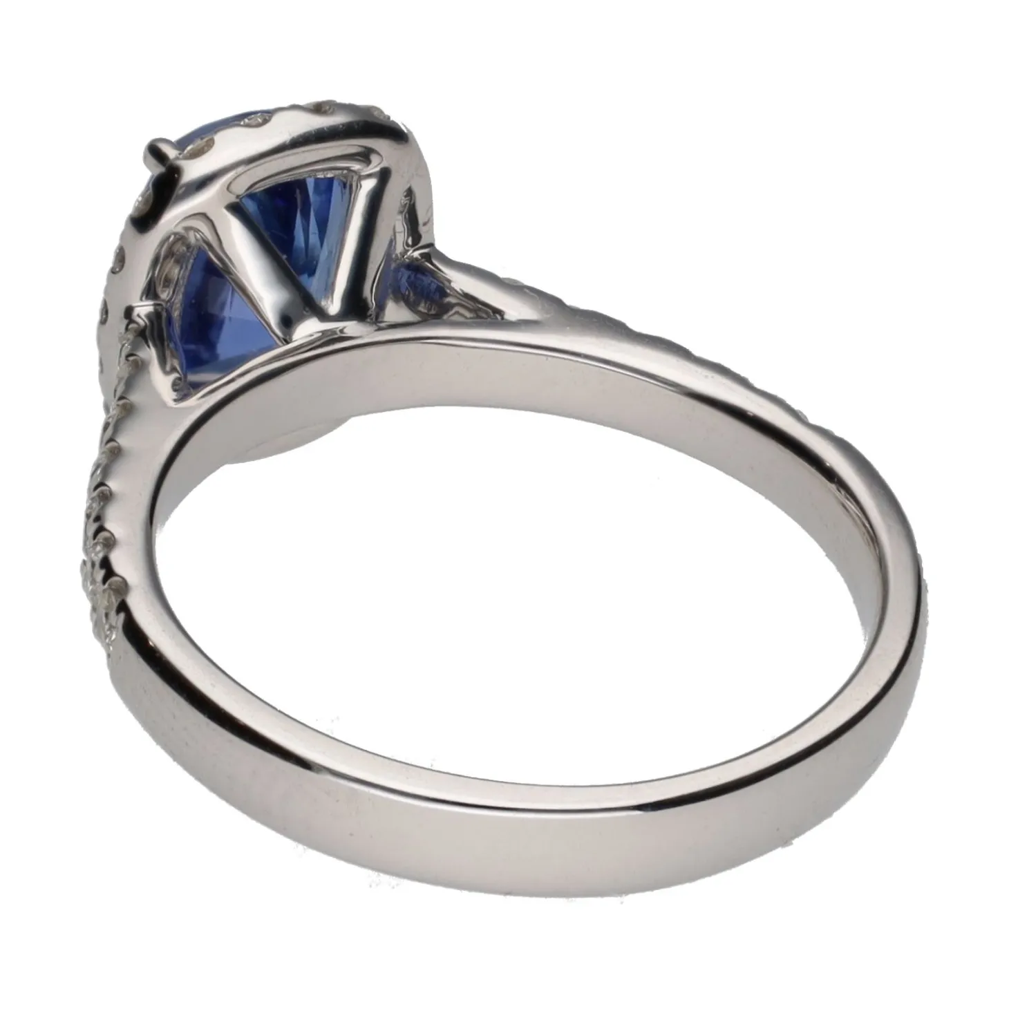 ANILLOS / SORTIJAS Sortija en oro blanco con zafiro central y brillantes en orla y brazos. Talla 14.