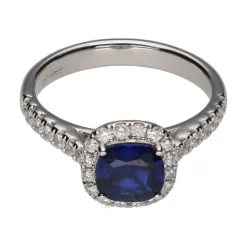 ANILLOS / SORTIJAS Sortija en oro blanco con zafiro central y brillantes en orla y brazos. Talla 14.