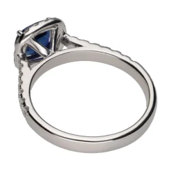 ANILLOS / SORTIJAS Sortija en oro blanco con zafiro central y brillantes en orla y brazos. Talla 14.