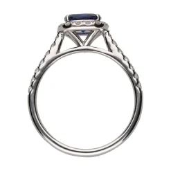 ANILLOS / SORTIJAS Sortija en oro blanco con zafiro central y brillantes en orla y brazos. Talla 14.