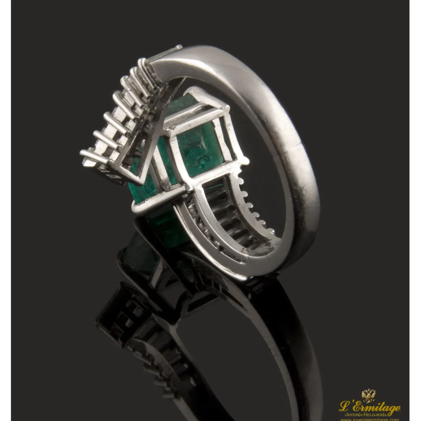 ANILLOS / SORTIJAS Sortija en oro blanco con esmeralda y diamantes.