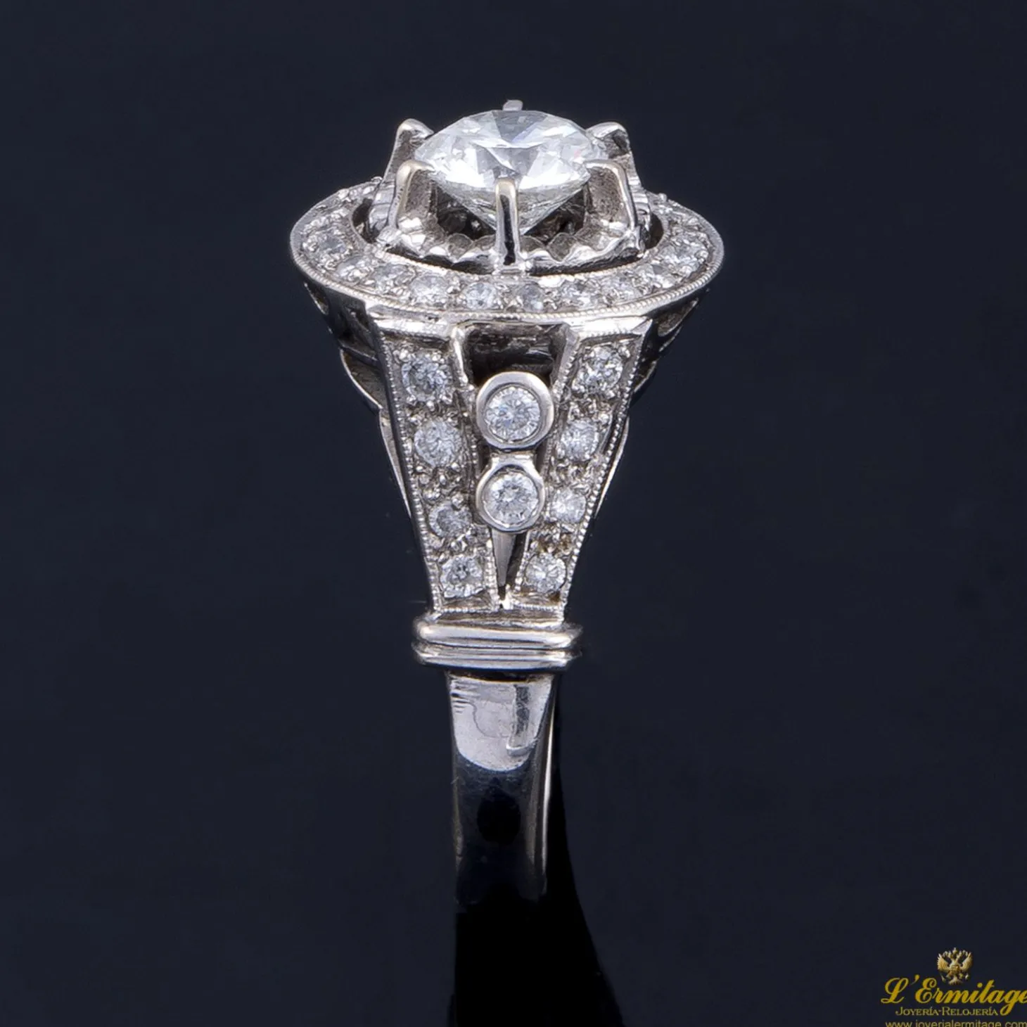 ANILLOS / SORTIJAS Sortija en oro blanco con diamantes naturales.