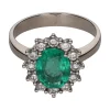 ANILLOS / SORTIJAS Sortija en oro blanco con esmeralda y orla de brillantes. Talla 14.