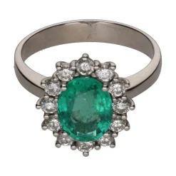 ANILLOS / SORTIJAS Sortija en oro blanco con esmeralda y orla de brillantes. Talla 14.