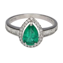 ANILLOS / SORTIJAS Sortija en oro blanco con esmeralda y diamantes. Talla 15.