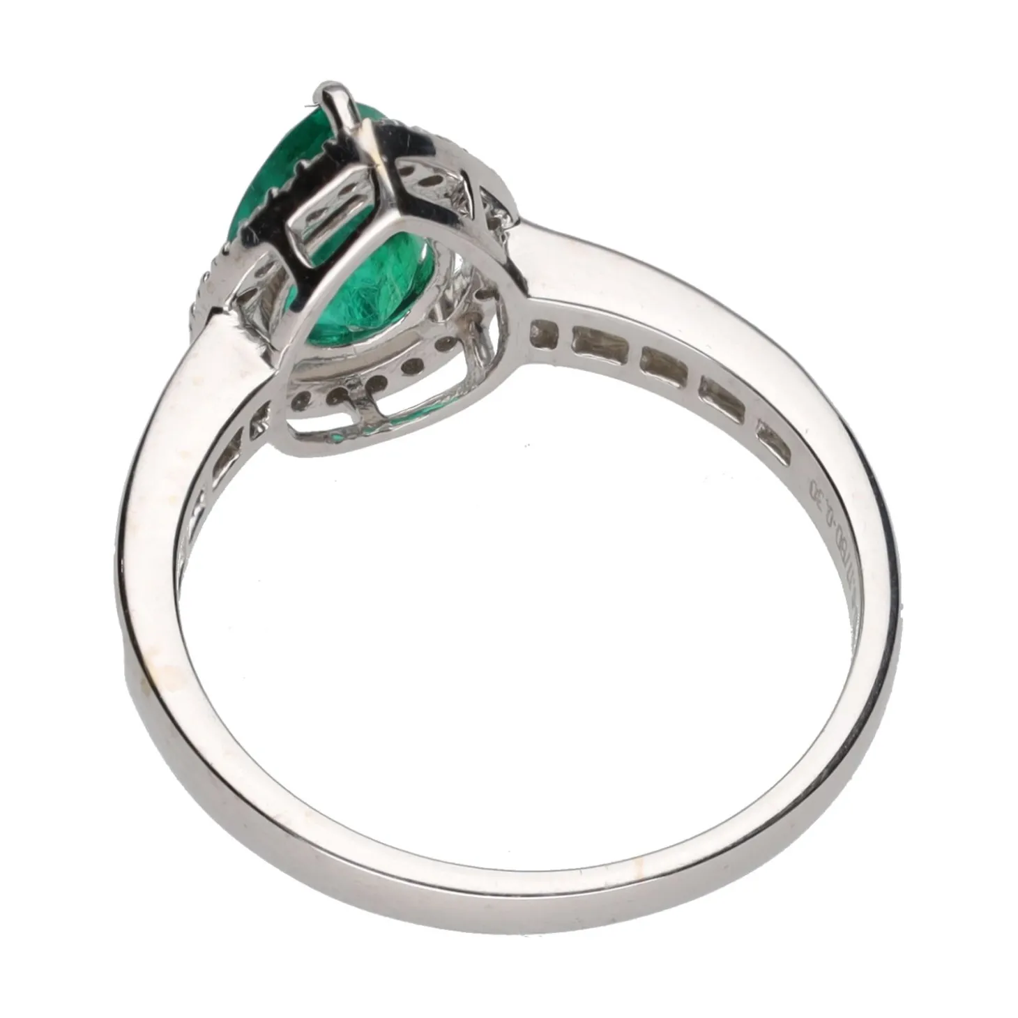 ANILLOS / SORTIJAS Sortija en oro blanco con esmeralda y diamantes. Talla 15.