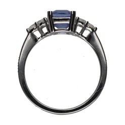 ANILLOS / SORTIJAS Sortija en oro blanco con zafiros y brillantes. Talla 14.