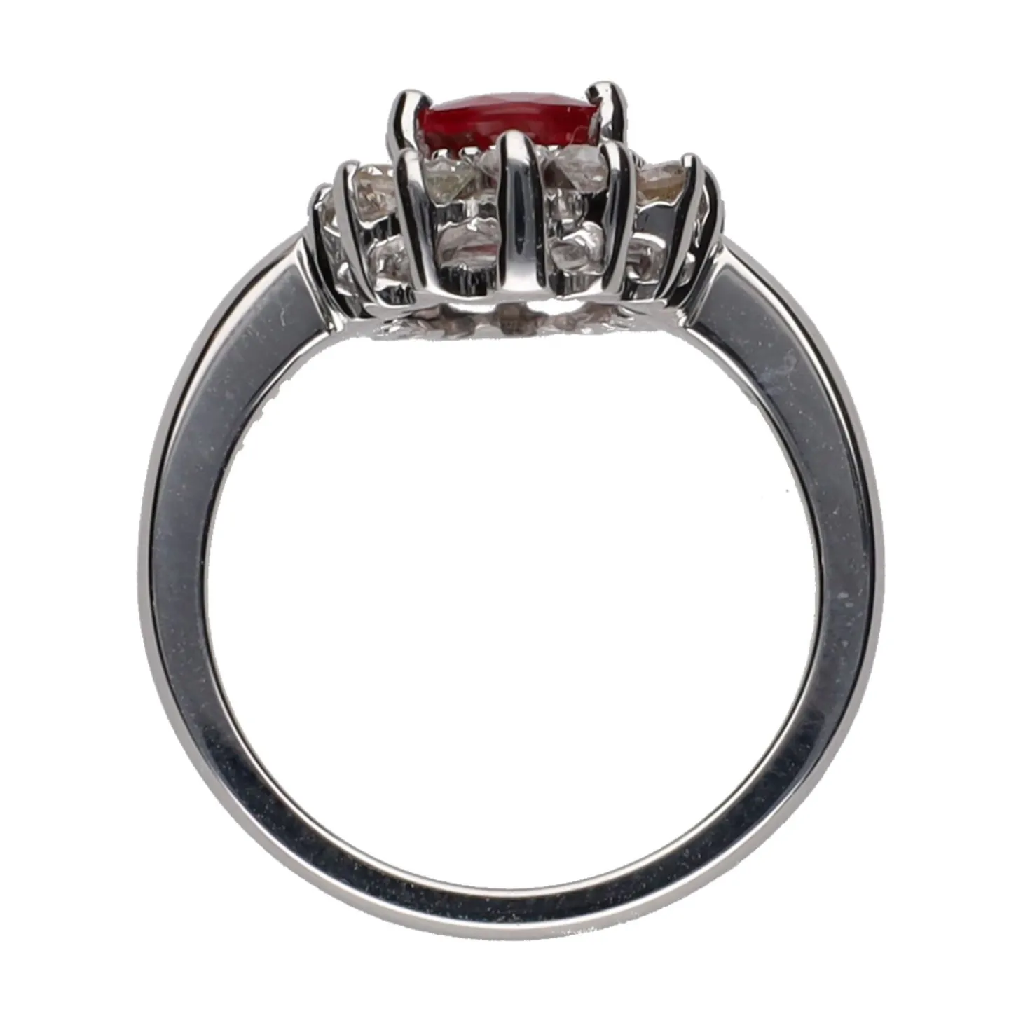 ANILLOS / SORTIJAS Sortija en oro blanco con rubí y orla de brillantes. Talla 13.